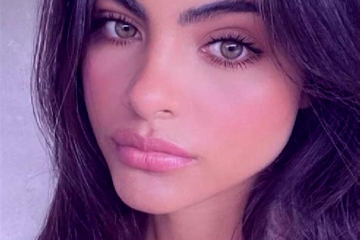 Scarlett, 27, a brunette green-eyed mediterranean companion based in Prezletice. Offering Erotic Massage, Girlfriend Experience, Overnight. Available for inc...