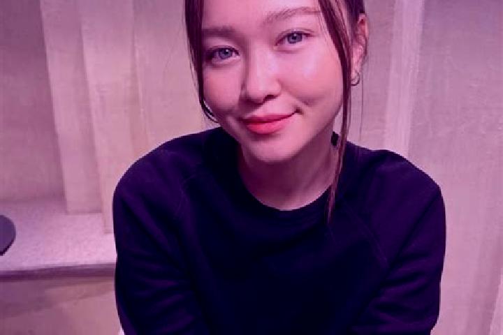 Scarlett, 28, a auburn blue-eyed asian companion based in Firmat. Offering Roleplay, Dinner Date. Available for incall and outcall, day and evening dates.