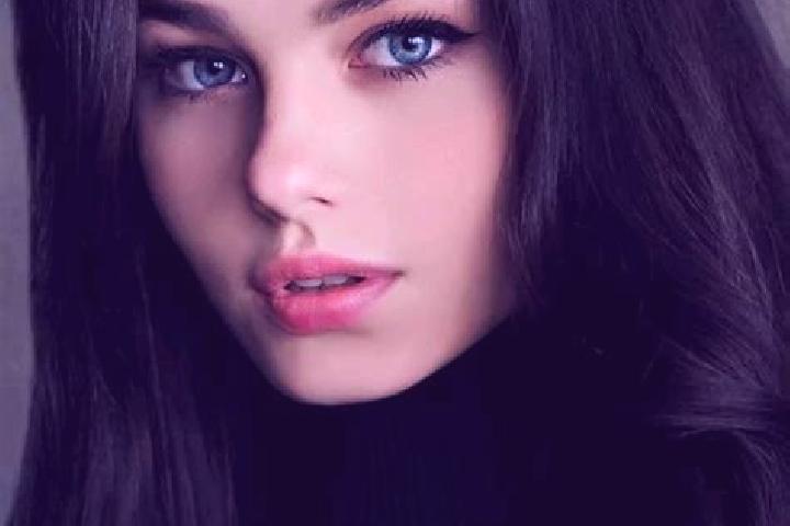 Scarlett, 28, a red dark-eyed caucasian companion based in Horasti. Offering Roleplay, Duos, 69. Available for incall and outcall, day and evening dates.