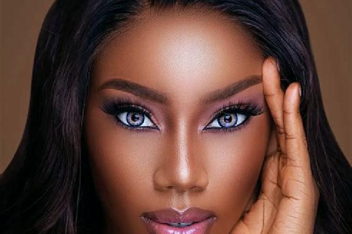 Scarlett, 29, a chestnut blue-eyed ebony companion based in Smolinske. Offering Massage, CIM, Dinner Date, Party Girl. Available for incall and outcall, day ...