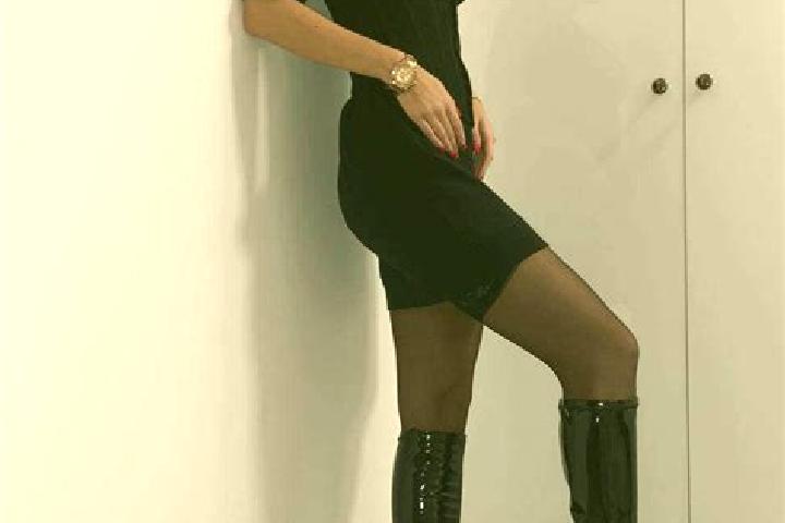 Scarlett, 34, a black dark-eyed european companion based in Mauth. Offering OWO, Roleplay, Tantra, Fetish. Available for incall and outcall, overnight bookin...