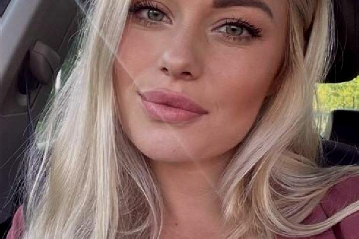 Scarlett, 34, a blonde hazel-eyed caucasian companion based in Bratovshchina. Offering Massage, Domination, Roleplay, Fetish. Available for incall and outcal...