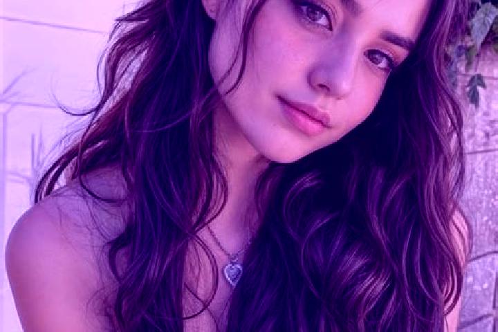 Scarlett, 36, a brunette hazel-eyed latina companion based in Nava de Roa. Offering OWO, Striptease, Deep French Kissing, Massage, Duos. Available for incall...