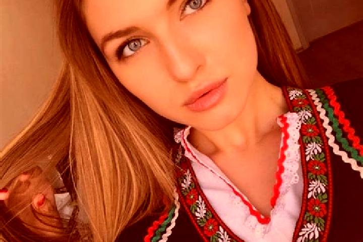 Sienna, 20, a dark blonde green-eyed slavic companion based in San Jose Chiltepec. Offering A-Level, Duos, Tantra. Available for incall and outcall, overnigh...