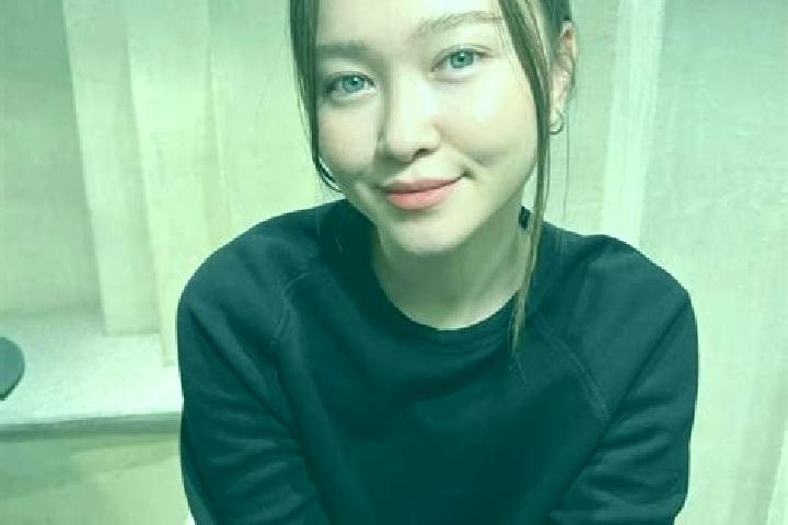 Sienna, 21, a auburn blue-eyed asian companion based in Parkway Village. Offering Massage, OWO, GFE, Dinner Date. Available for incall and outcall, day and e...