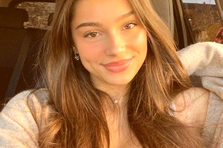 Sienna, 21, a brunette green-eyed caucasian companion based in Hunzel. Offering Party Girl, Girlfriend Experience, A-Level, Erotic Massage. Available for inc...