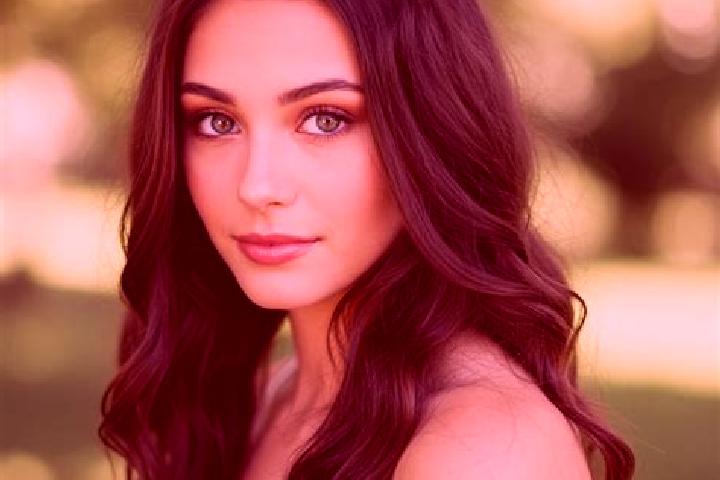 Sienna, 21, a chestnut hazel-eyed mixed companion based in Rackova. Offering OWO, GFE, Massage. Available for incall and outcall, day and evening dates.