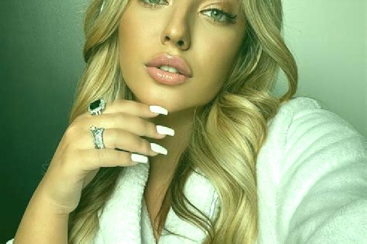 Sienna, 23, a blonde dark-eyed latina companion based in Azzano Mella. Offering Fetish, BDSM, Prostate Massage, Erotic Massage. Available for incall and outc...