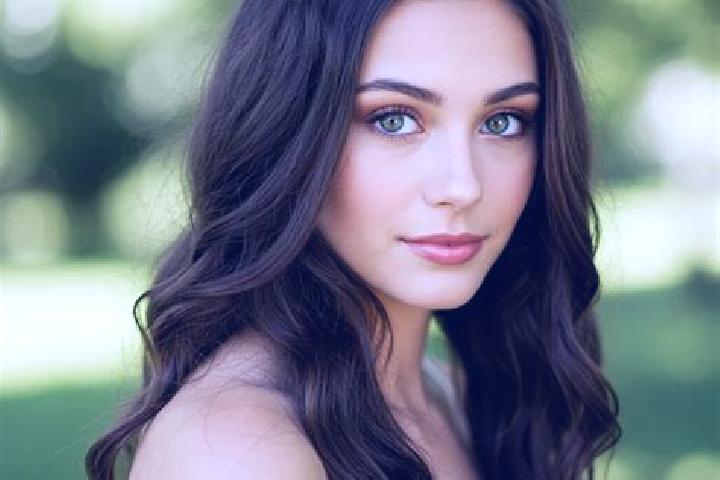 Sienna, 23, a brunette hazel-eyed mediterranean companion based in La Riche. Offering Erotic Massage, Duos, Girlfriend Experience. Available for incall and o...