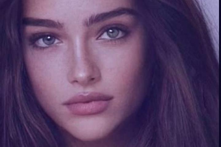 Sienna, 24, a chestnut grey-eyed caucasian companion based in Chiria. Offering GFE, A-Level, Roleplay. Available for incall and outcall, day and evening dates.