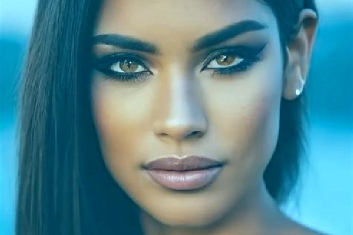 Sienna, 24, a red amber-eyed latina companion based in Strai. Offering Duos, Domination, Prostate Massage. Available for incall and outcall, overnight bookin...