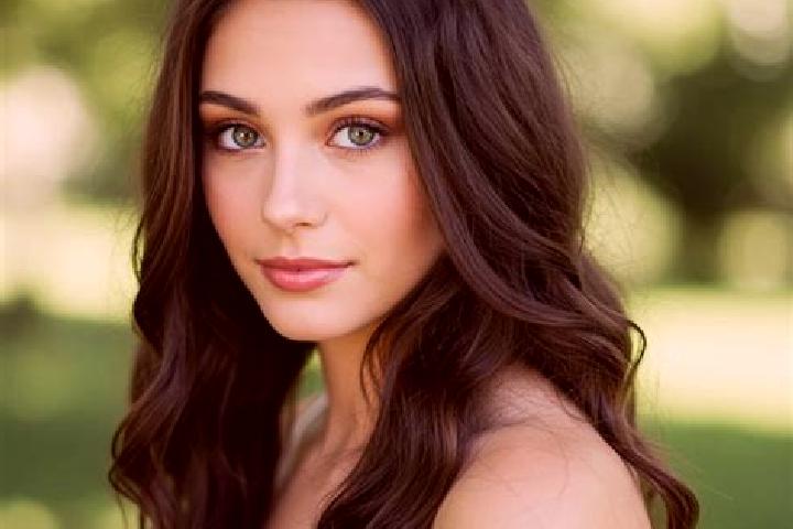 Sienna, 27, a brunette hazel-eyed mediterranean companion based in Uileacu Simleului. Offering Travel Companion, Overnight, OWO. Available for incall and out...
