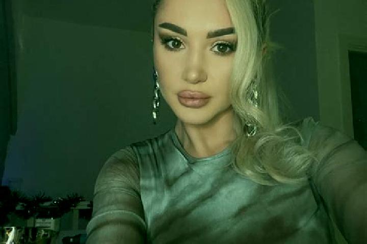 Sienna, 30, a blonde amber-eyed middle eastern companion based in Woodgate. Offering GFE, Party Girl, Erotic Massage. Available for incall and outcall, day a...