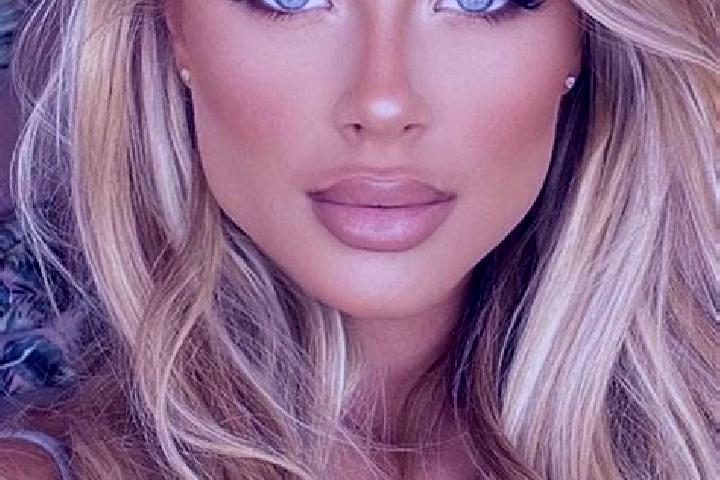 Sienna, 30, a blonde blue-eyed latina companion based in Dobroviz. Offering GFE, Striptease, Massage, Roleplay. Available for incall and outcall, overnight b...