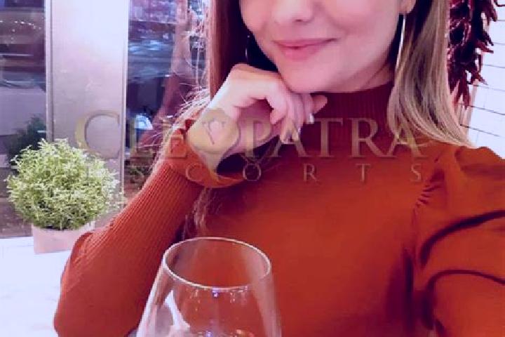 Sienna, 30, a red grey-eyed caucasian companion based in Jadraque. Offering OWO, Dinner Date, GFE, 69. Available for incall and outcall, day and evening dates.