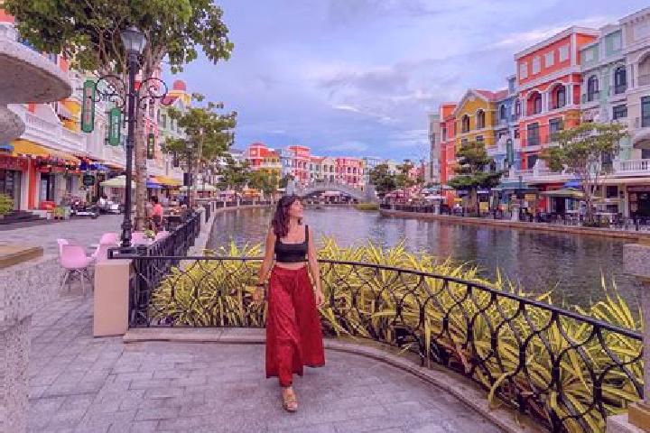 Sienna, 30, a red grey-eyed mediterranean companion based in Phu Ninh. Offering BDSM, Couples, Girlfriend Experience, CIM. Available for incall and outcall, ...