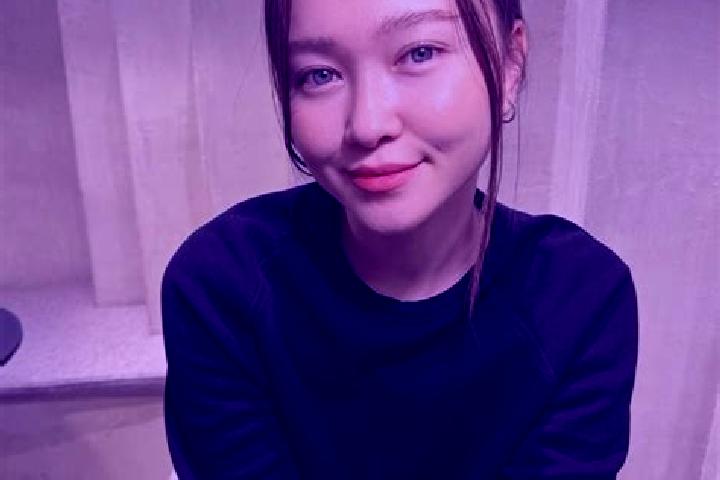 Sienna, 32, a auburn blue-eyed asian companion based in Royston. Offering Party Girl, Erotic Massage. Available for incall and outcall, day and evening dates.