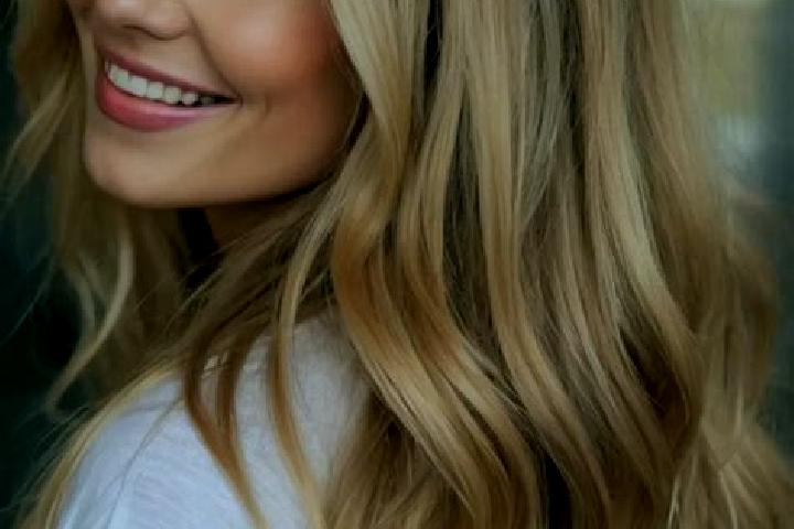 Sienna, 32, a blonde hazel-eyed mixed companion based in Mombuey. Offering OWO, Dinner Date, Massage. Available for incall and outcall, day and evening dates.