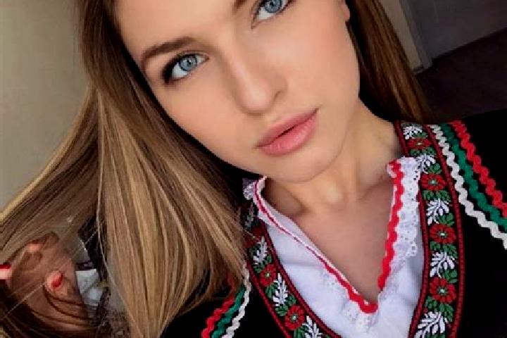 Sienna, 33, a brunette green-eyed slavic companion based in Mahamud. Offering 69, Deep French Kissing, Massage. Available for incall and outcall, overnight b...