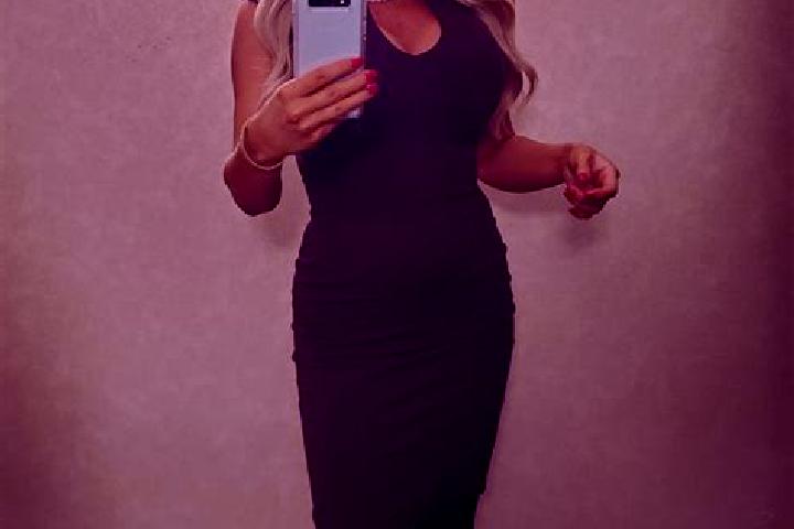 Sienna, 34, a blonde dark-eyed caucasian companion based in Lajosmizse. Offering Massage, BDSM, A-Level, Erotic Massage, Dinner Date. Available for incall an...