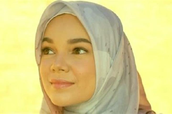 Sienna, 34 — Escort in Wahai, Indonesia