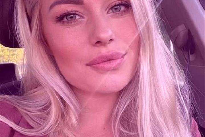 Sienna, 35, a blonde hazel-eyed mixed companion based in Browns Lake. Offering Fetish, OWO, Erotic Massage, 69, Tantra. Available for incall and outcall, ove...