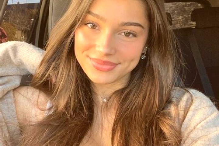 Sienna, 35, a brunette green-eyed slavic companion based in Hachimantai. Offering Striptease, OWO, Party Girl. Available for incall and outcall, day and even...