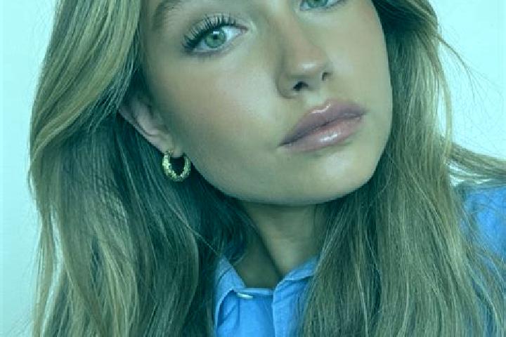 Sienna, 39, a dark blonde green-eyed european companion based in Stipsdorf. Offering Couples, Erotic Massage, GFE, OWO. Available for incall and outcall, ove...
