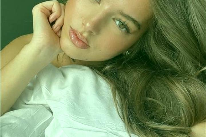 Sofia, 22, a chestnut amber-eyed latina companion based in Yomra. Offering Duos, Party Girl, Couples. Available for incall and outcall, day and evening dates.