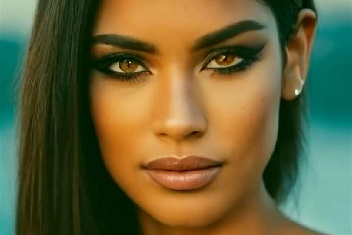 Sofia, 34, a blonde amber-eyed latina companion based in Auricarro. Offering Striptease, Erotic Massage, CIM. Available for incall and outcall, day and eveni...