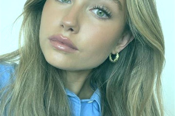 Sofia, 34, a dark blonde green-eyed mediterranean companion based in Rome. Offering Erotic Massage, Girlfriend Experience, Roleplay, Prostate Massage. Availa...