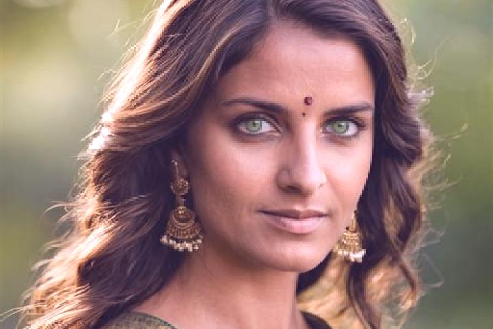 Sofia, 36, a brunette green-eyed indian companion based in Damerey. Offering Erotic Massage, Travel Companion, Roleplay. Available for incall and outcall, da...