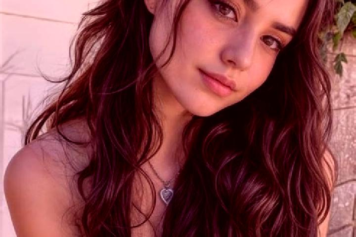 Sophia, 20, a auburn brown-eyed middle eastern companion based in Artybash. Offering OWO, BDSM, Tantra. Available for incall and outcall, day and evening dates.