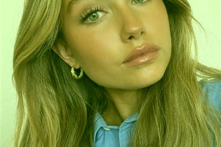 Sophia, 21, a dark blonde green-eyed european companion based in Ea Po. Offering Erotic Massage, Fetish, A-Level, Party Girl. Available for incall and outcal...