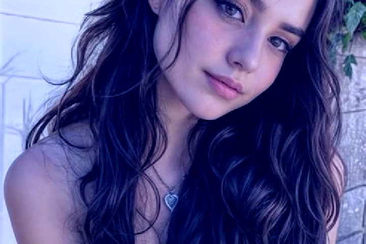 Sophia, 22, a auburn hazel-eyed latina companion based in Valdezarza. Offering A-Level, Roleplay, Duos. Available for incall and outcall, day and evening dates.
