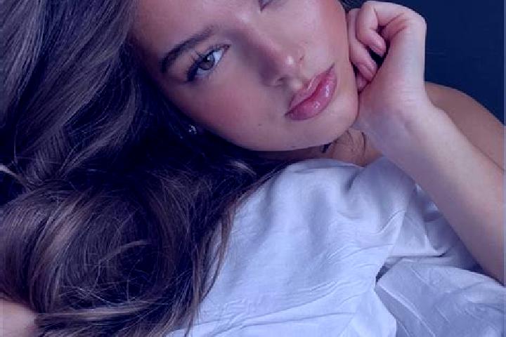 Stella, 22, a chestnut hazel-eyed latina companion based in Heeswijk. Offering Couples, Striptease, Deep French Kissing, OWO. Available for incall and outcal...