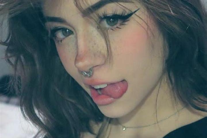 Stella, 24, a red dark-eyed caribbean companion based in Krajan Kulon. Offering OWO, A-Level, Party Girl. Available for incall and outcall, day and evening d...