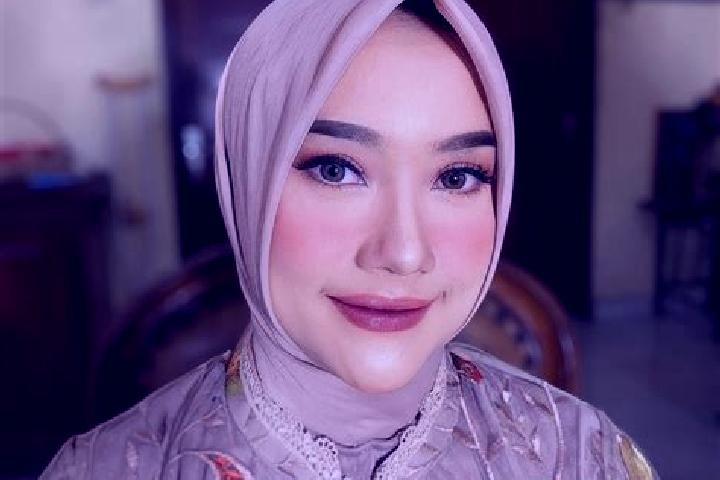 Stella, 24 — Escort in Cikiray, Indonesia