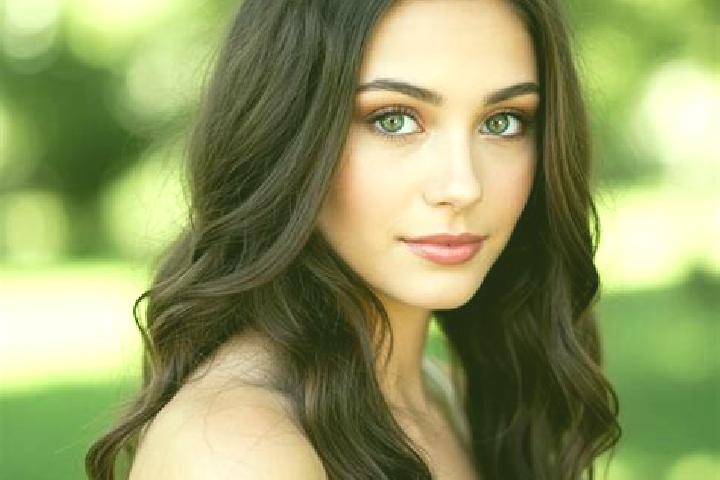 Stella, 30, a brunette hazel-eyed caucasian companion based in Bendeoua. Offering GFE, Couples, BDSM. Available for incall and outcall, day and evening dates.
