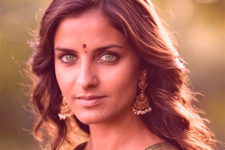 Stella, 35, a brunette green-eyed indian companion based in Chilii. Offering Dinner Date, Striptease, CIM, BDSM. Available for incall and outcall, overnight ...