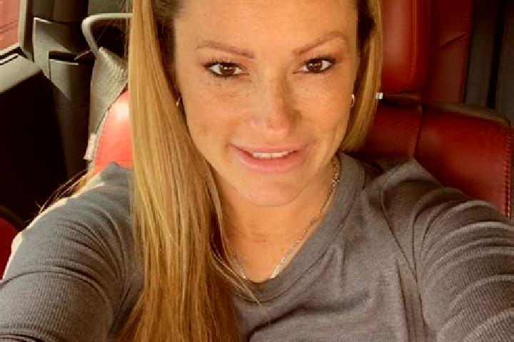 Stella, 38, a blonde amber-eyed latina companion based in Cipolletti. Offering Dinner Date, Party Girl. Available for incall and outcall, day and evening dates.