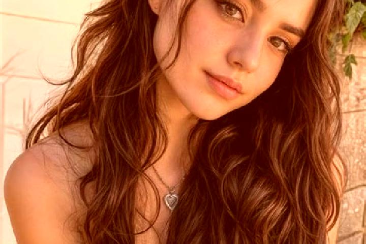 Victoria, 21, a chestnut hazel-eyed middle eastern companion based in Castelletto Molina. Offering Massage, Roleplay, Dinner Date, Travel Companion. Availabl...