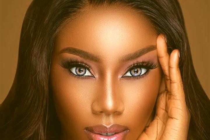 Victoria, 23, a red blue-eyed ebony companion based in Wayangona. Offering Dinner Date, Duos. Available for incall and outcall, day and evening dates.