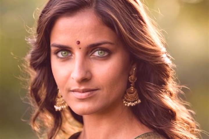 Victoria, 32, a brunette green-eyed indian companion based in Senoufla. Offering Duos, Erotic Massage, BDSM, Striptease. Available for incall and outcall, ov...