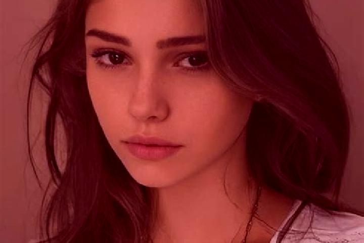 Victoria, 32, a chestnut grey-eyed slavic companion based in Roccasecca Stazione. Offering Fetish, Erotic Massage, Party Girl, Overnight. Available for incal...
