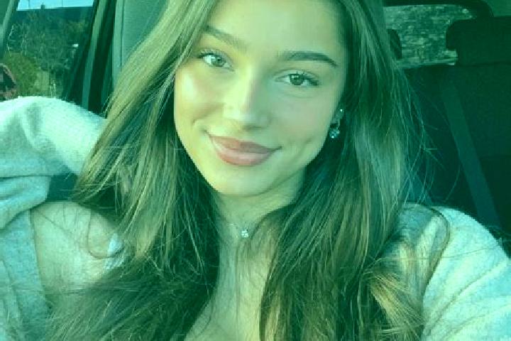 Violet, 20, a brunette blue-eyed middle eastern companion based in Bovril. Offering Travel Companion, Fetish, Prostate Massage, Deep French Kissing, Striptea...