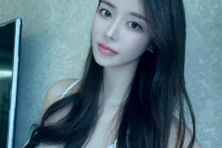 Violet, 20 — Escort in Gyairong, China