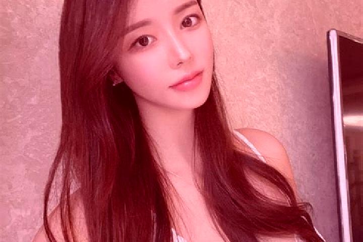 Violet, 21 — Escort in Luoluopu, China