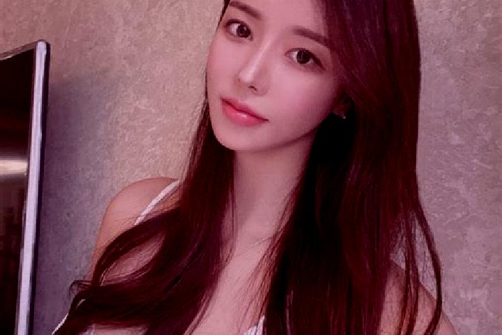 Violet, 22 — Escort in Motong, Indonesia