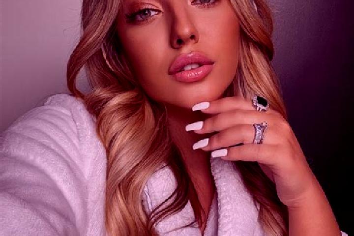 Violet, 23 — Escort in Obersinn, Germany